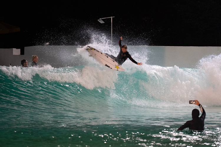 Image nightsurfwavegarden.jpg