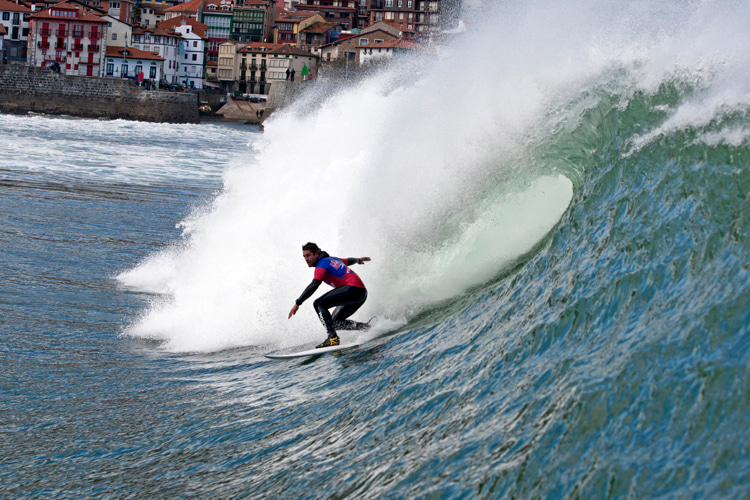 Image mundaka-surfing.jpg