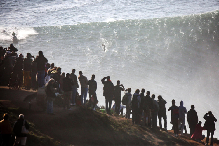 Image nazare-crowds.jpg