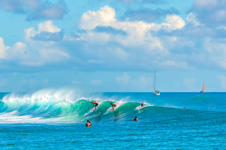 Image waikiki-wave-peak.jpg